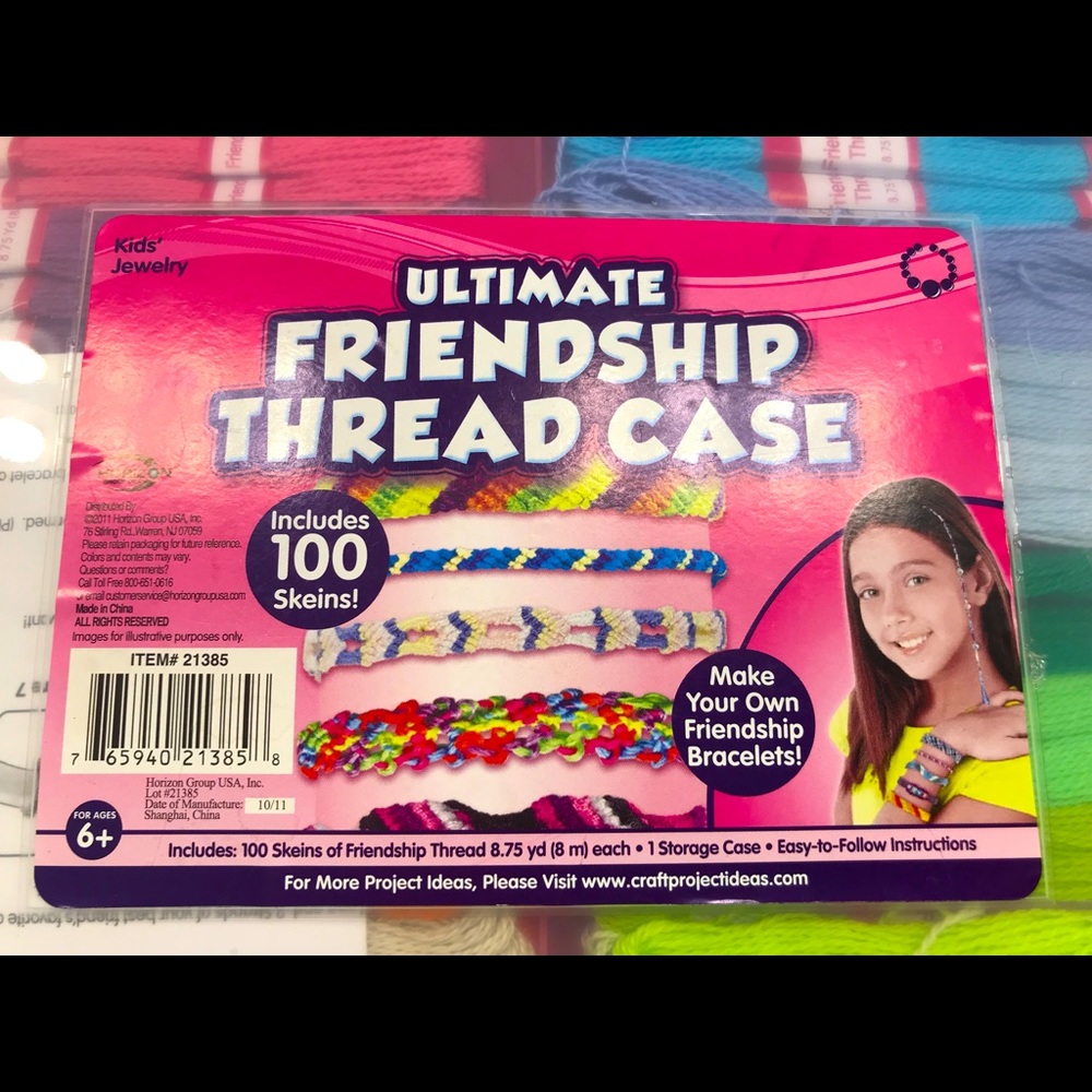 New in Package. Ultimate Friendship Bracelet Thread Kit, 100 thread skiens.